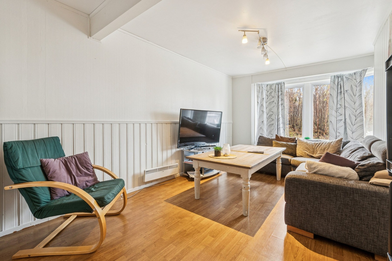 1.etasje består av entré, stue, kjøkken, bad, et soverom og en utebod. Det er utgang til en romslig terrasse. Galleribilde