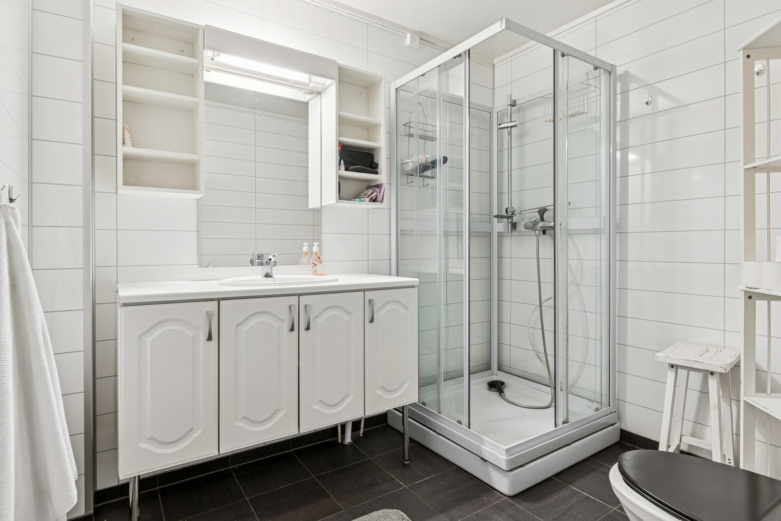 Badet i 1.etasje har flislagt gulv med elektriske varmekabler, og det er mekanisk avtrekk. Galleribilde