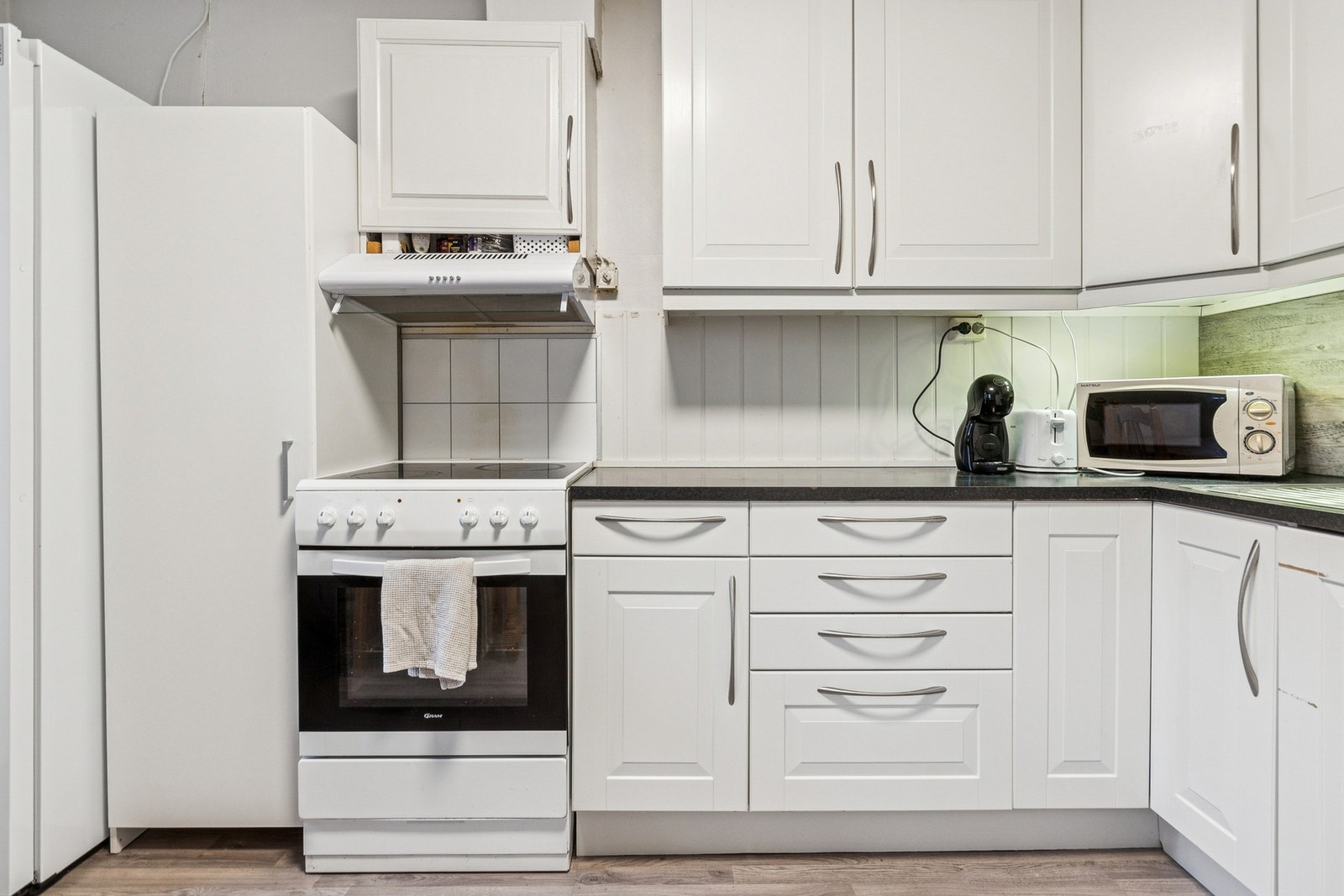 Kjøkkenet har innredning med profilerte fronter og benkeplaten er av laminat. Galleribilde