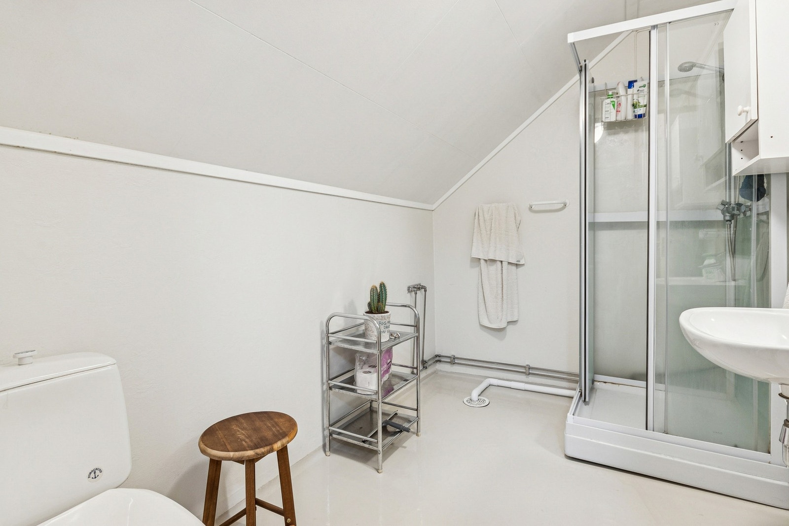 Badet i 2.etasje er innredet med servant, toalett og dusjkabinett. Galleribilde