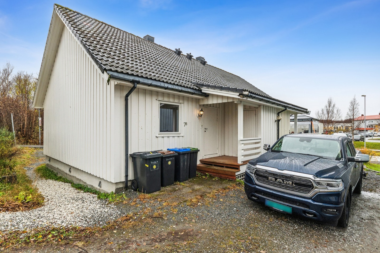 Parkering på gruset areal på egen tomt. | Galleribilde