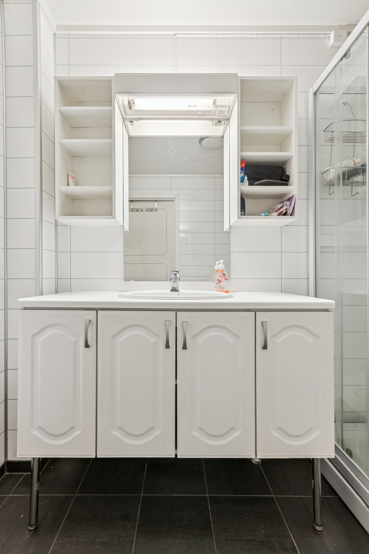 Rommet er innredet med servant, toalett og dusjkabinett. Galleribilde