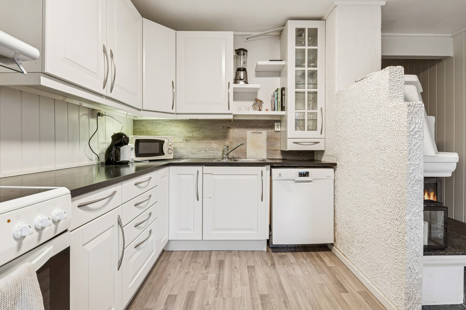 Det er frittstående hvitevarer, og kjøkkenventilator med avtrekk ut Galleribilde