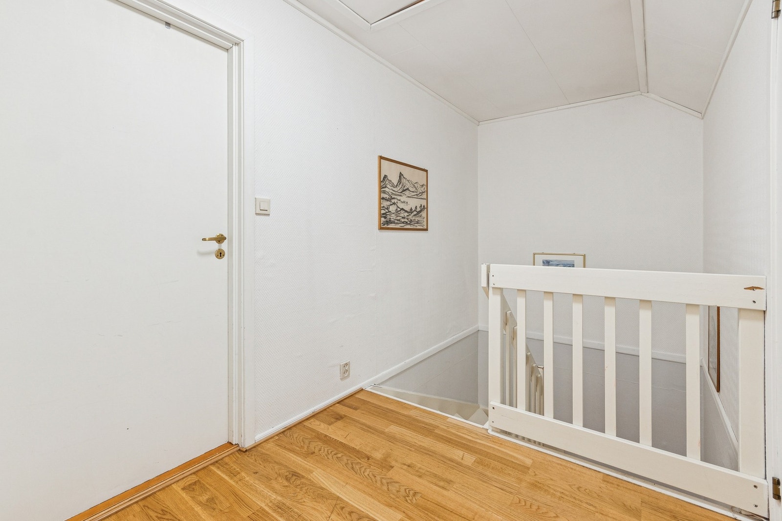 2.etasje består av to soverom, et bad og to boder. Galleribilde