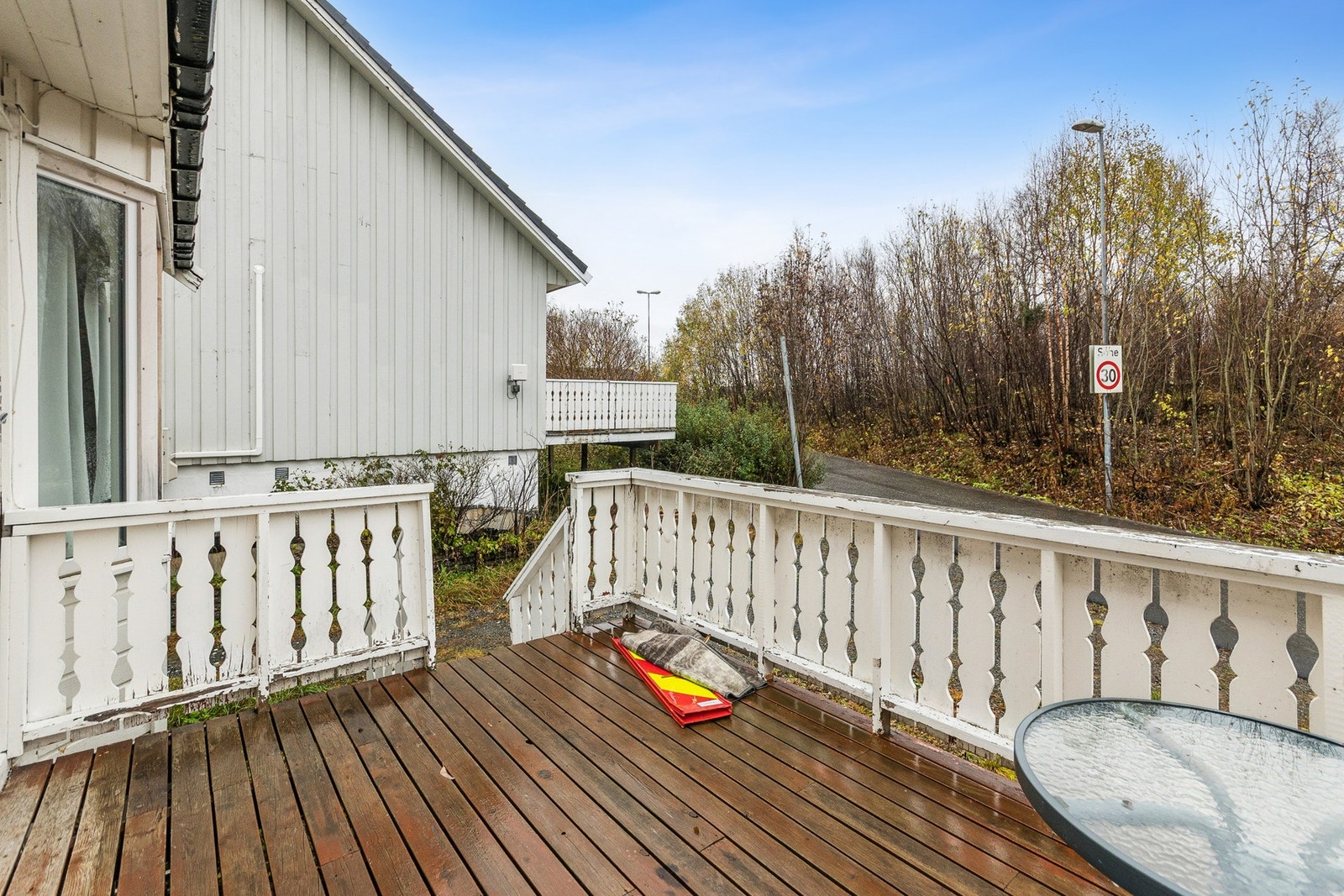 Utgang fra kjøkkenet til en romslig og solrik balkong. Galleribilde