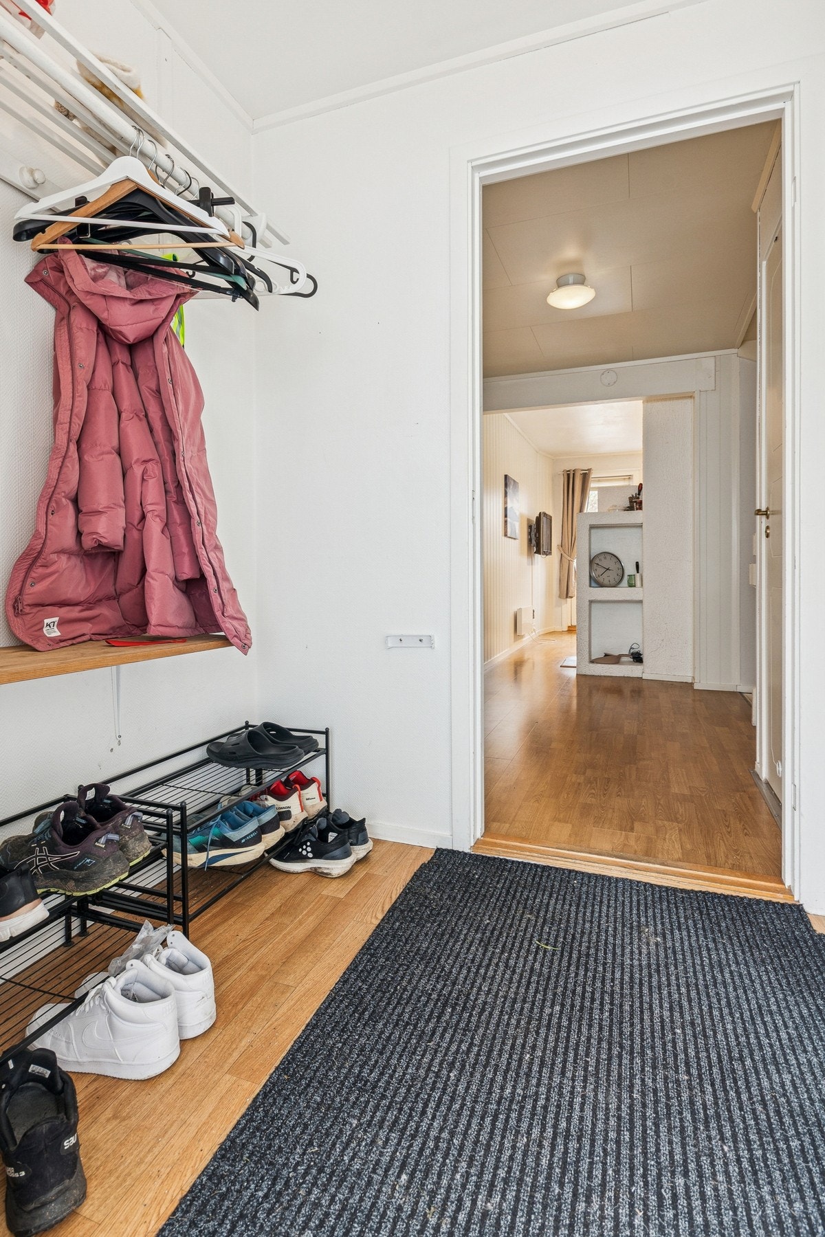 Entré med plass til jakkeoppheng og skohylle. Galleribilde