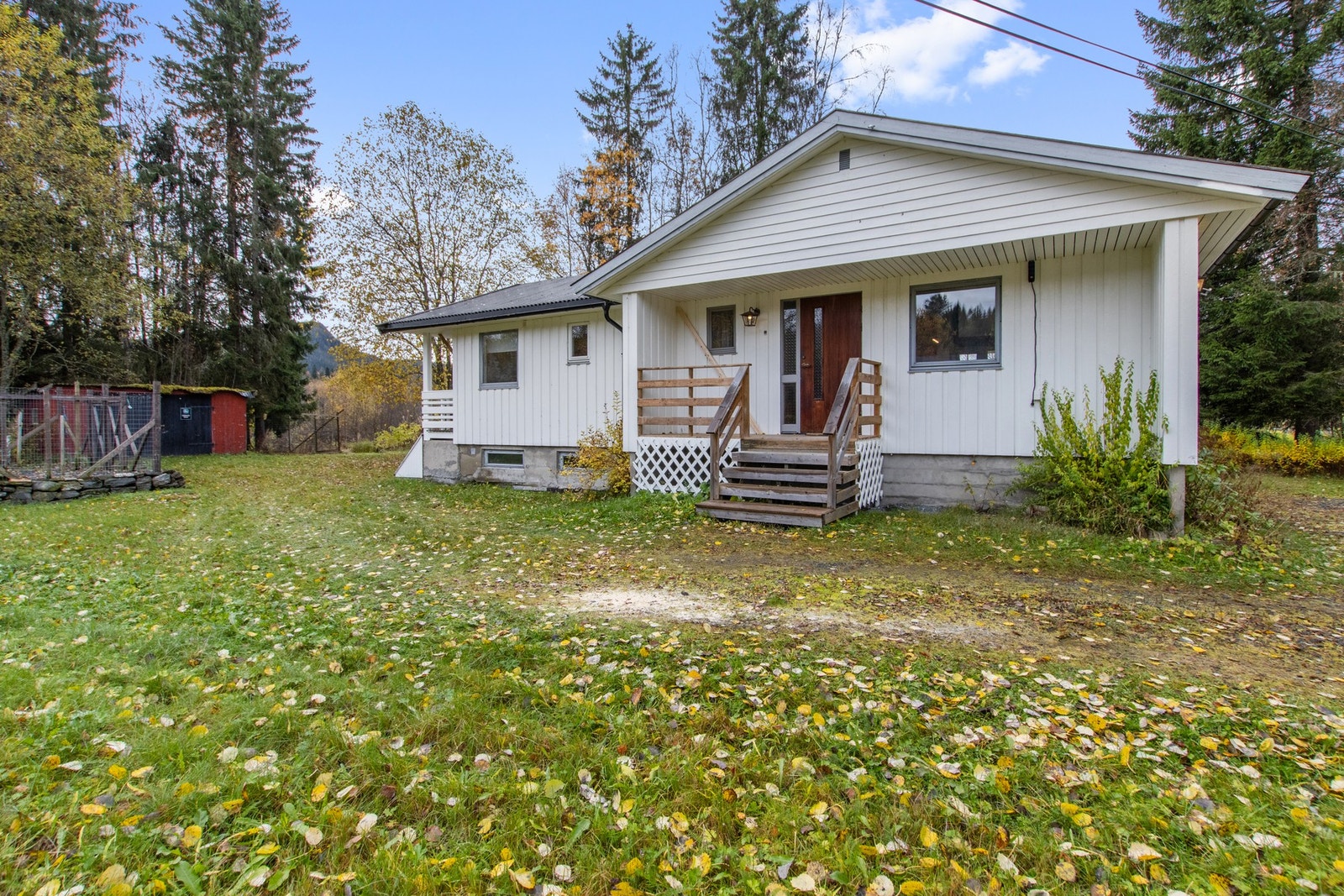 Fasadebilde. Romlig tomt. Galleribilde