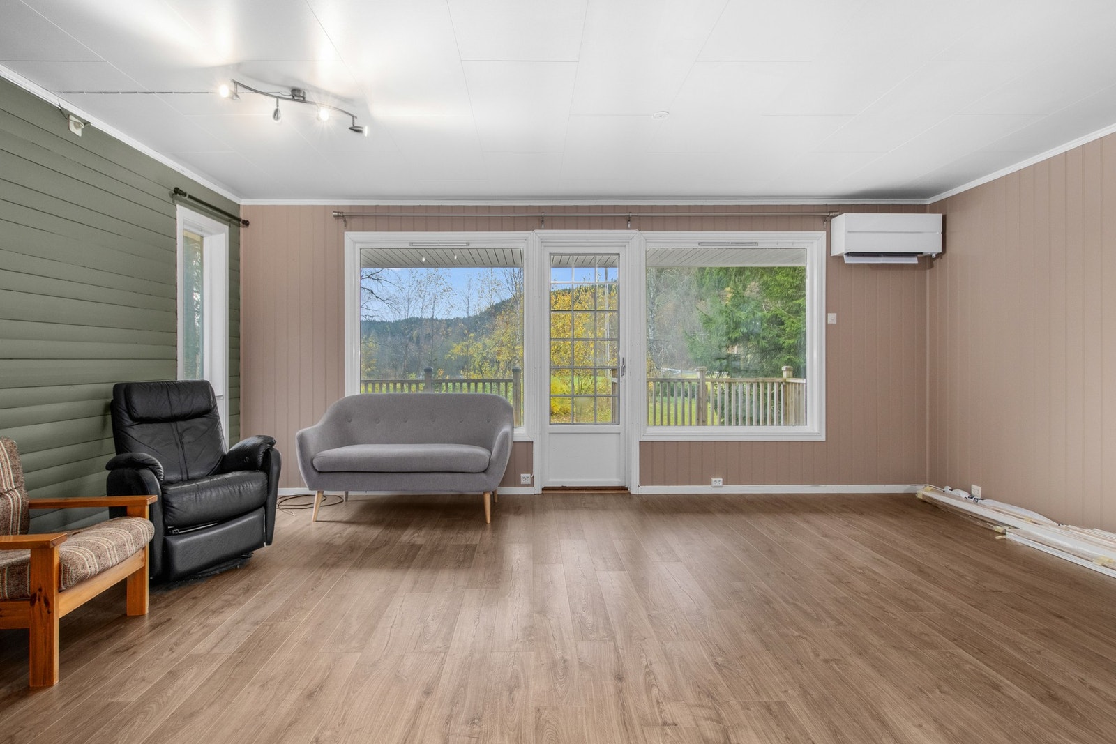 Stue - oppvarming via vedovn, varmepumpe og elektrisk. Galleribilde