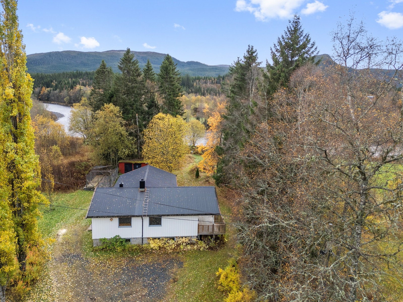 Eiendommen strekker seg ned mot elva. Galleribilde