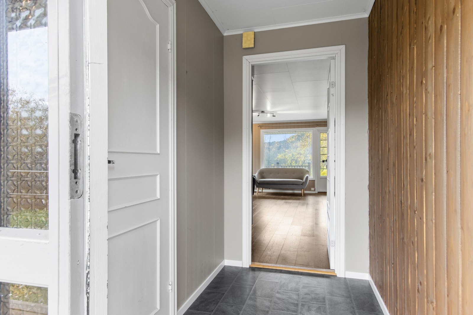 Gang inn mot stue. Galleribilde