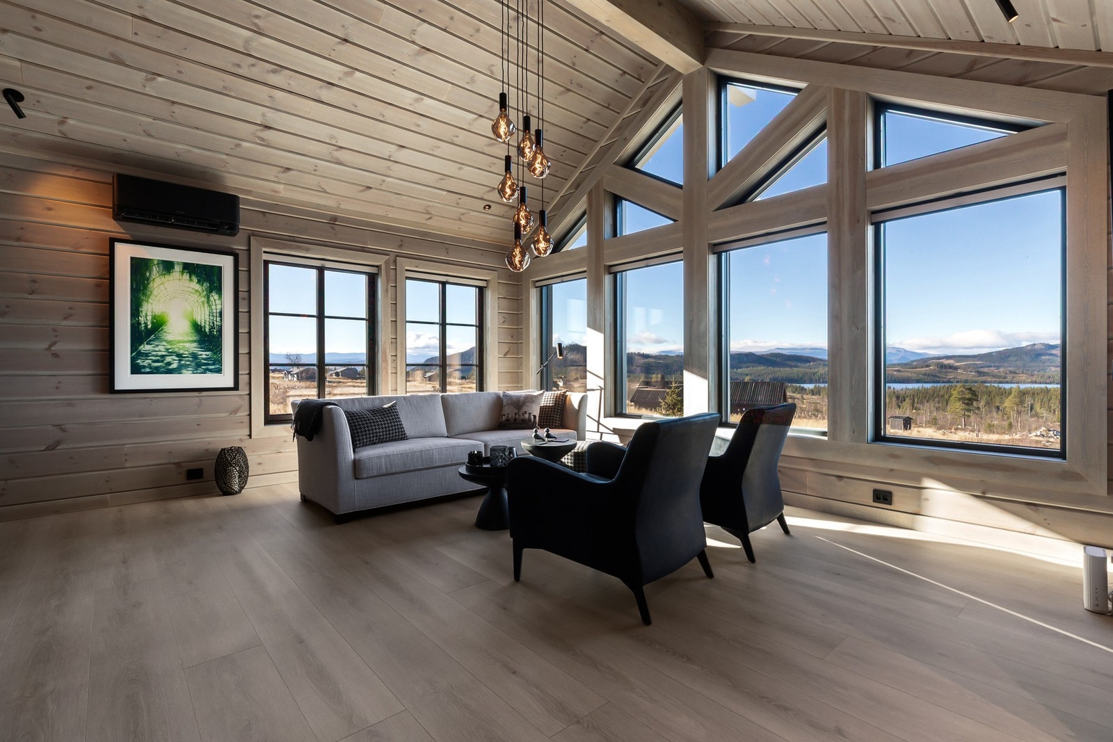 Den imponerende takhøyden forsterker rommets karakter Galleribilde