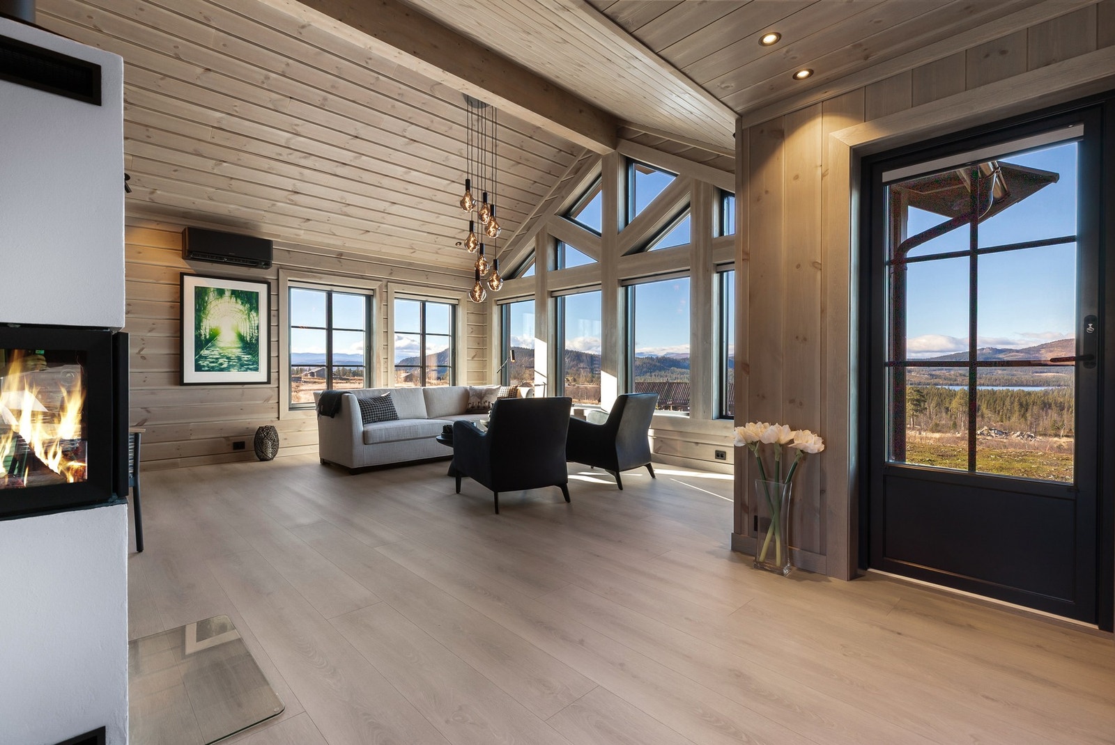 Stuen har et tydelig særpreg med store vindusflater og en elegant konstruksjon fra gulv til himling som gir en luftig og åpen romfølelse Galleribilde