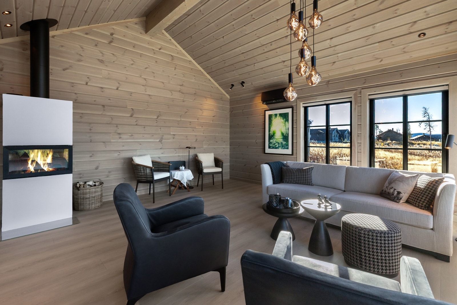 En flott peis tilfører lun varme og skaper en hyggelig atmosfære gjennom hele året Galleribilde