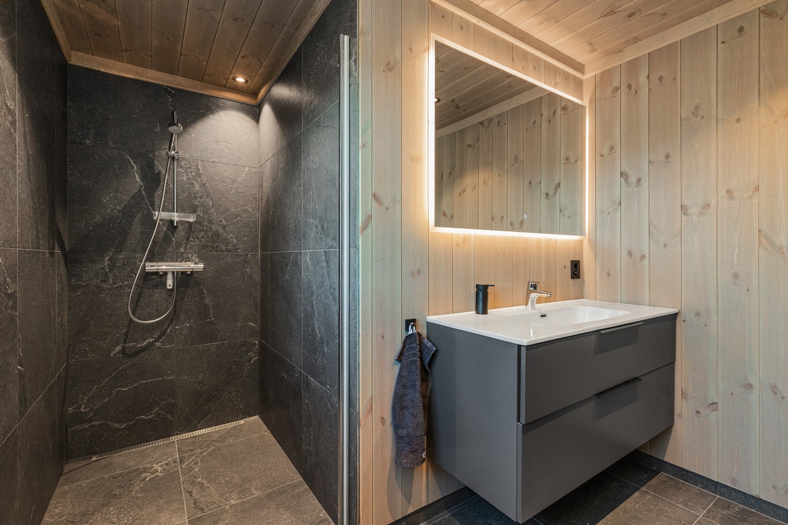 Romslig dusjnisje med pene fliser Galleribilde