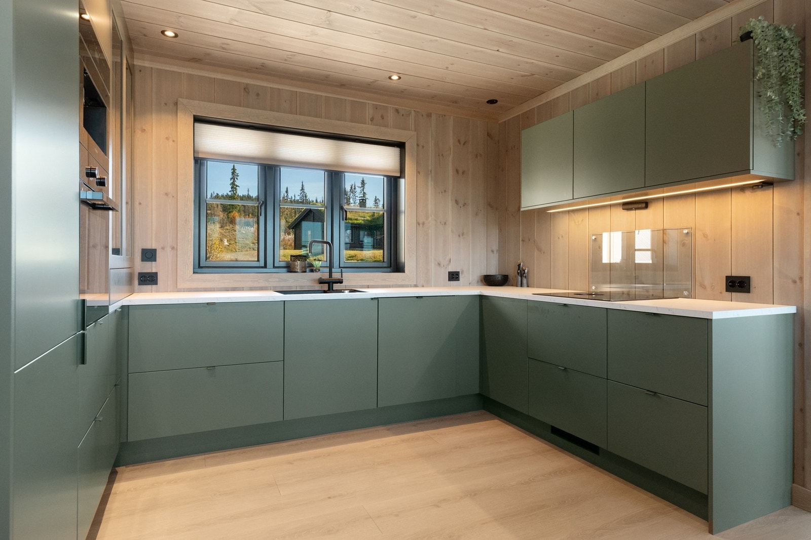 Delikat kjøkken med glatte overflater på innredning Galleribilde