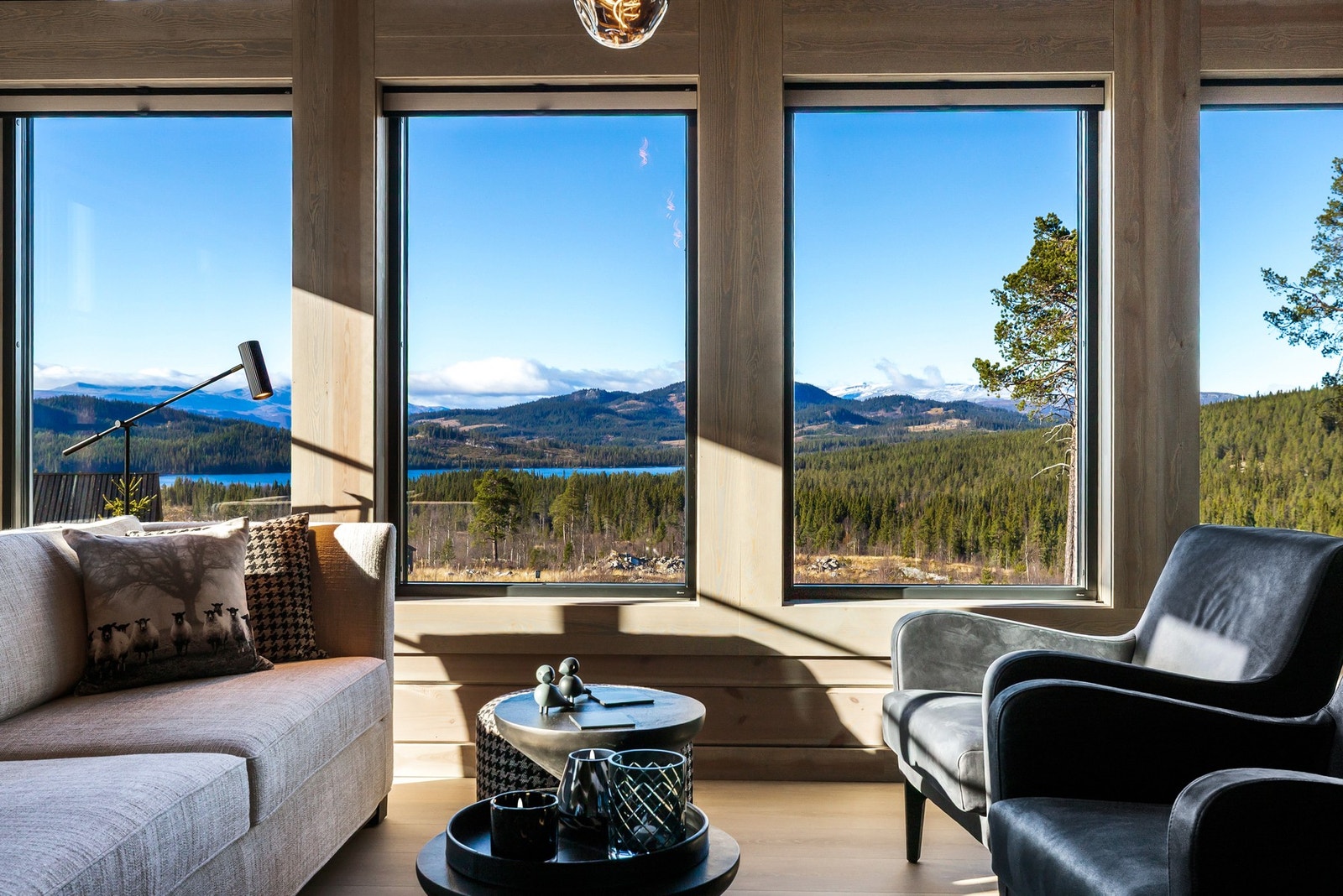 Med sin beliggenhet på ca. 765 moh har eiendommen nydelig utsikt mot blant annet Jotunheimen og fjellene rundt Galleribilde