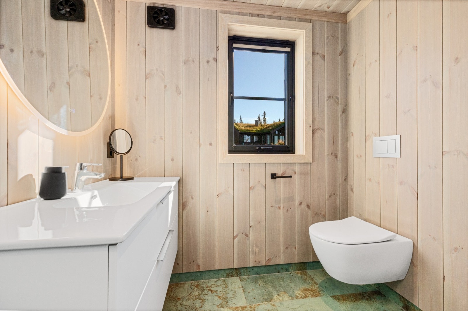 Praktisk med to bad når man skal være mange Galleribilde