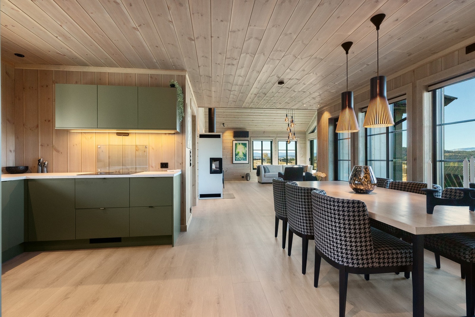 God plass til langbord hvor familie og venner kan samles til hyggelige måltider Galleribilde