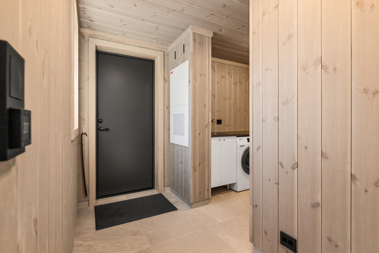 Inngang fra garasjen Galleribilde