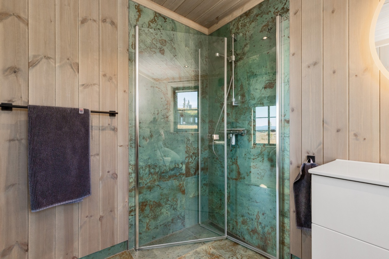 Begge badene er delikat innredet og holder en gjennomgående høy standard Galleribilde