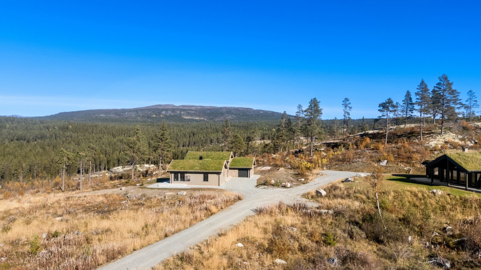 en praktiske garasjen ligger inntil hytta og gjør adkomsten enkel året rundt Galleribilde