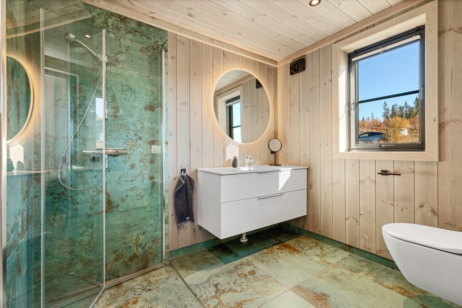 Hytta gar to tidsriktige og moderne bad Galleribilde
