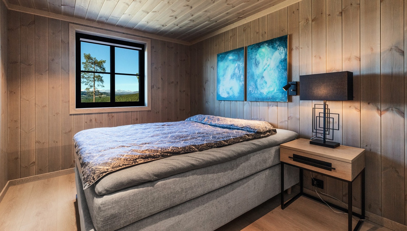 Hytta har tre gode soverom i første etasje Galleribilde