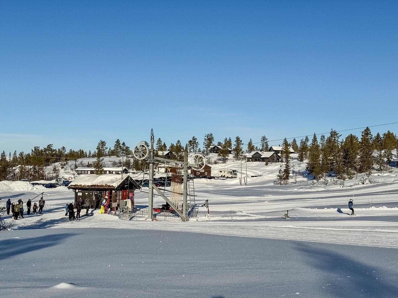 Skitrekket er 642 m langt og egner seg ypperlig for barn og ungdom, og holder åpent hver lørdag og søndag, i tillegg hver dag i vinter- og påskeferie Galleribilde