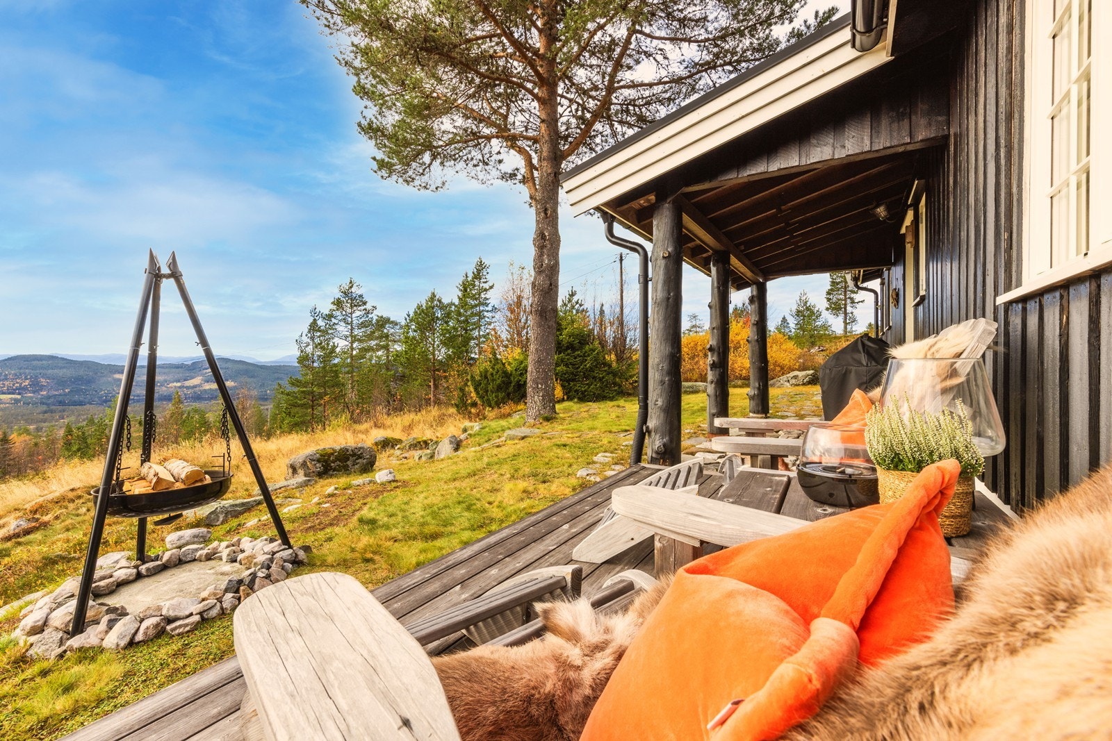 Utsikten må oppleves med "egne øyne" - herfra ses bl.a. Buvann Galleribilde