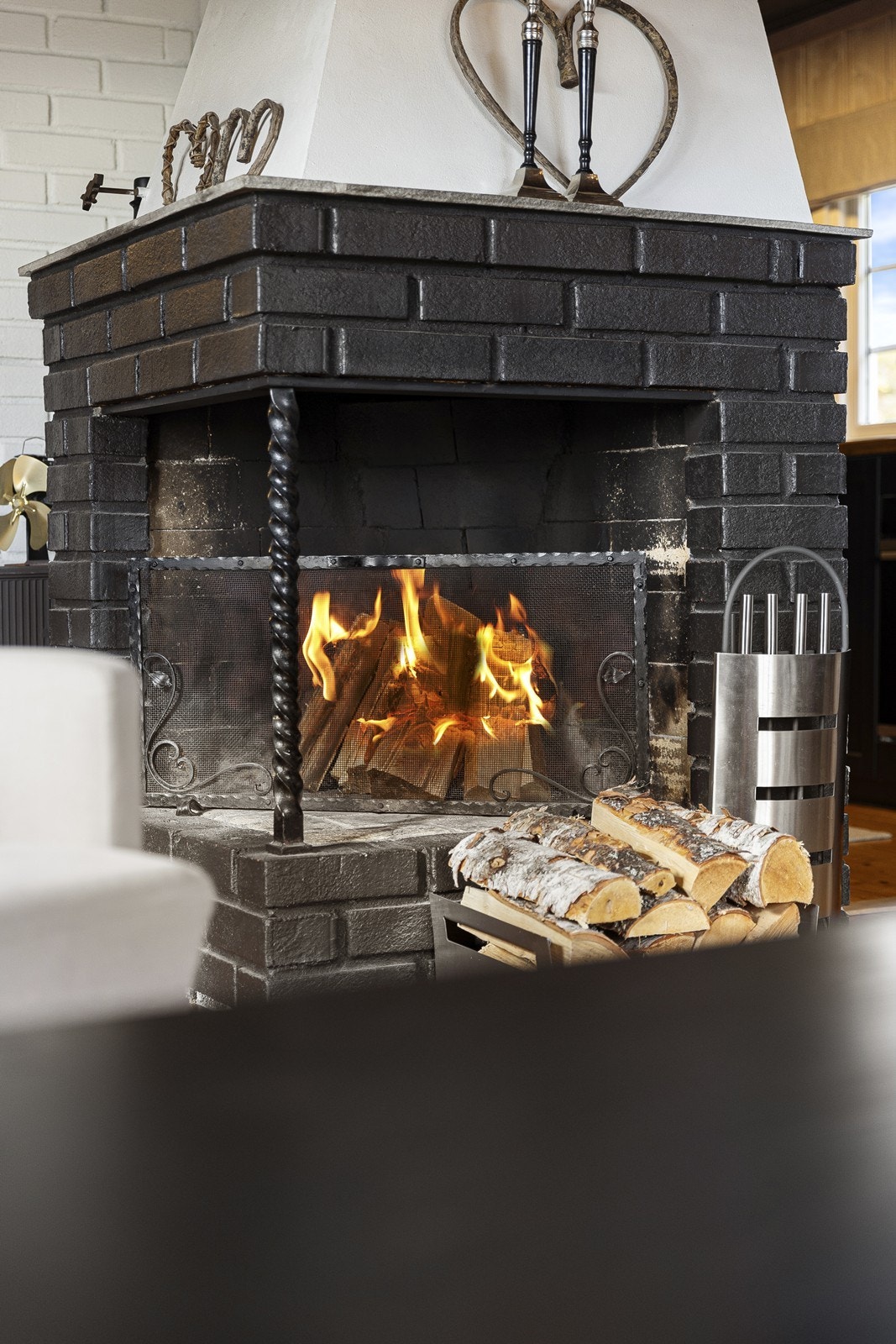 Åpen peis og vedovn i stuen Galleribilde