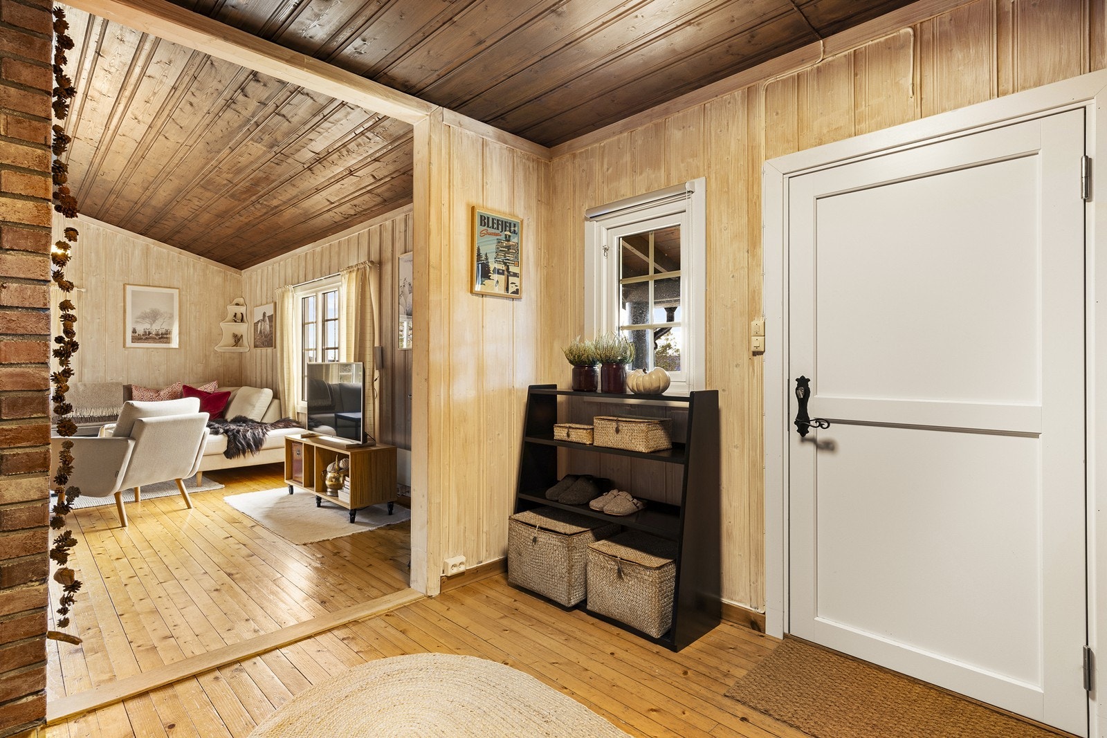 Fra entréen videre mot stuen Galleribilde