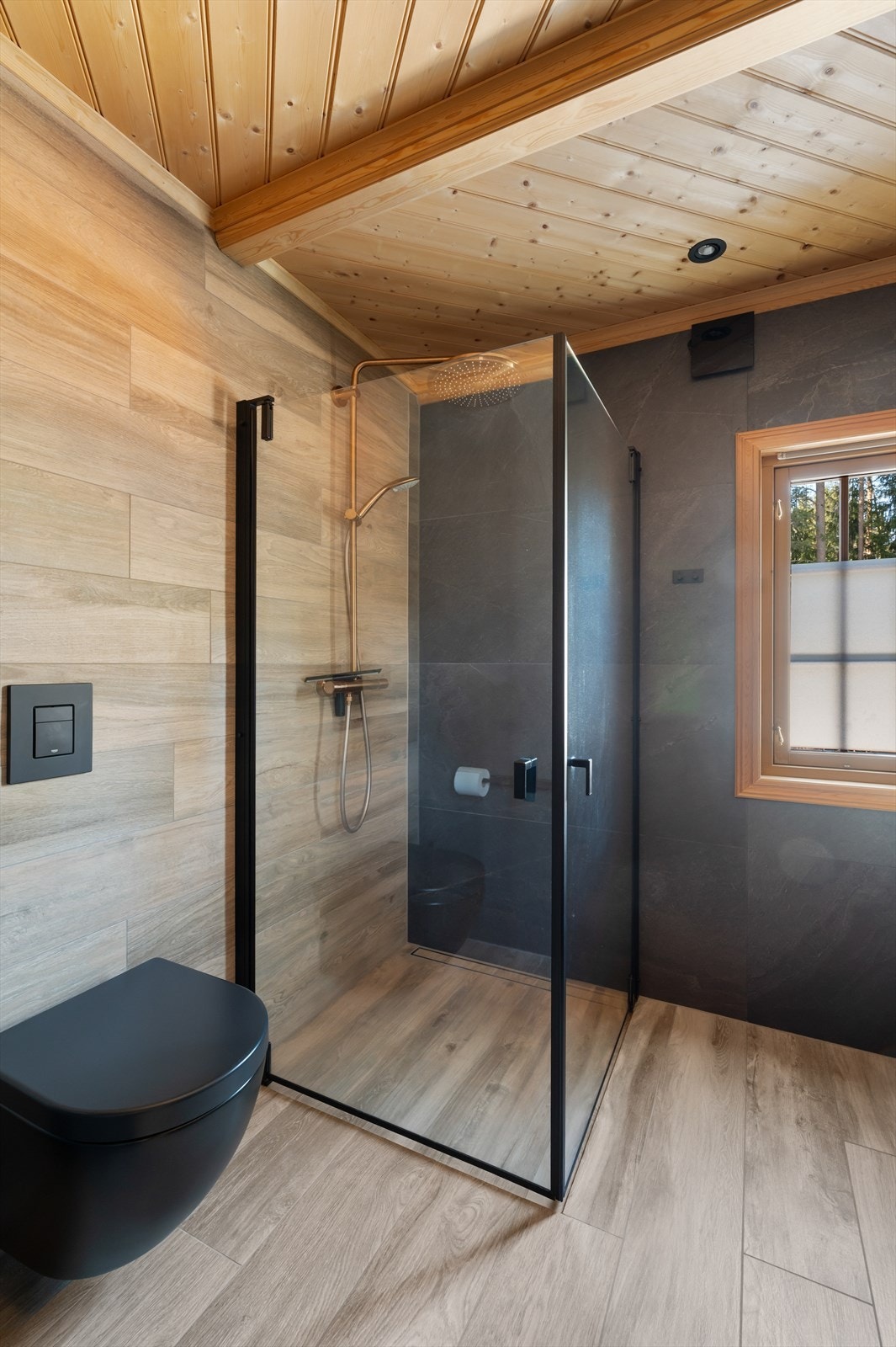 Dusjdørene har sorte detaljer som står i stil med resten av innredningen. Galleribilde