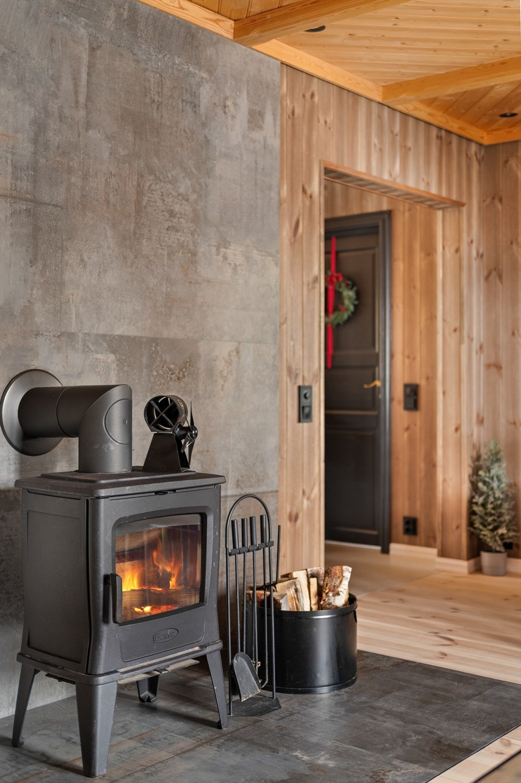 I stuen er det peisovn som varmer godt på kalde vinterdager. Galleribilde