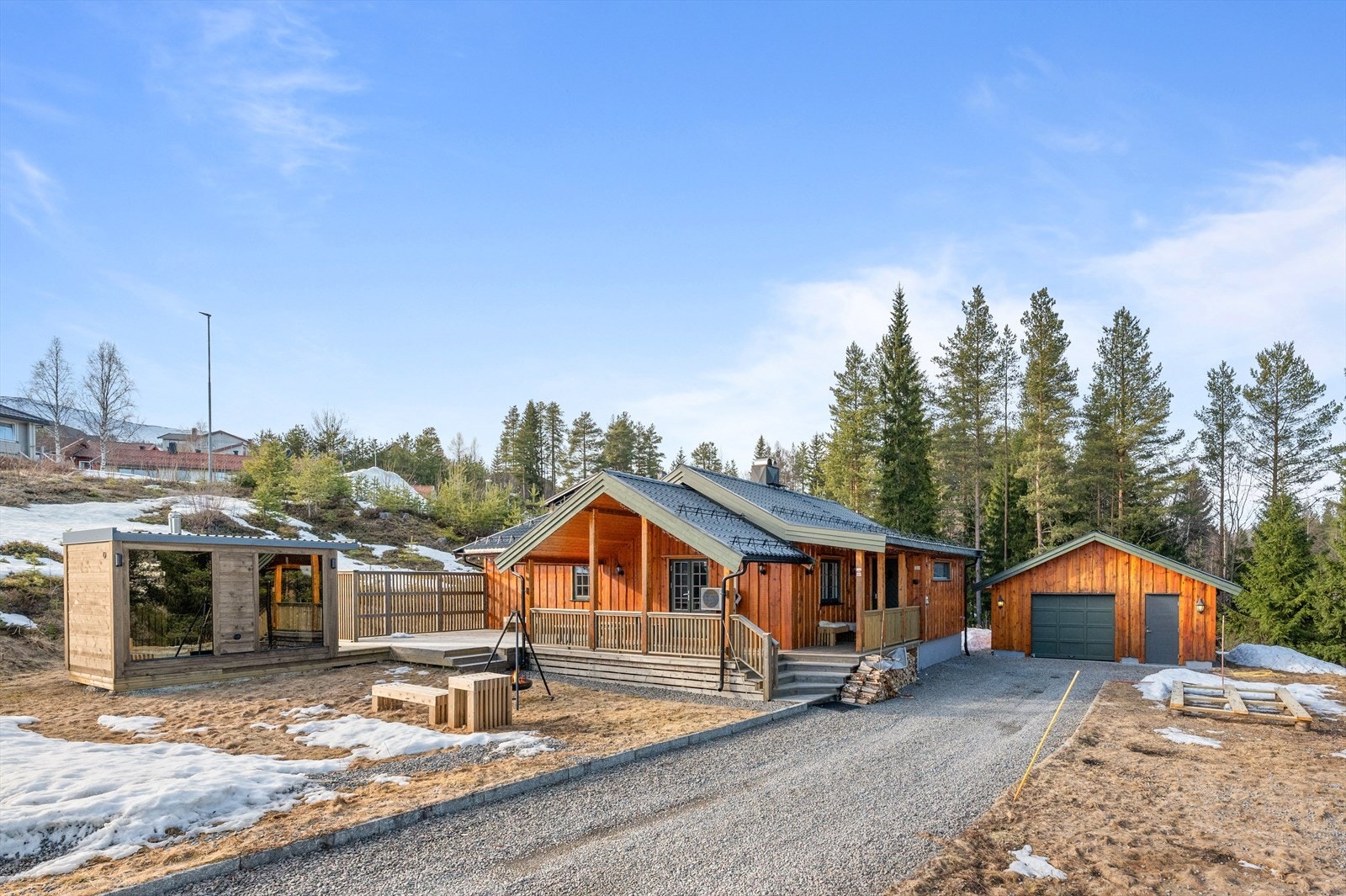 Det er godt med biloppstillingsplasser på egen gårdsplass. Galleribilde