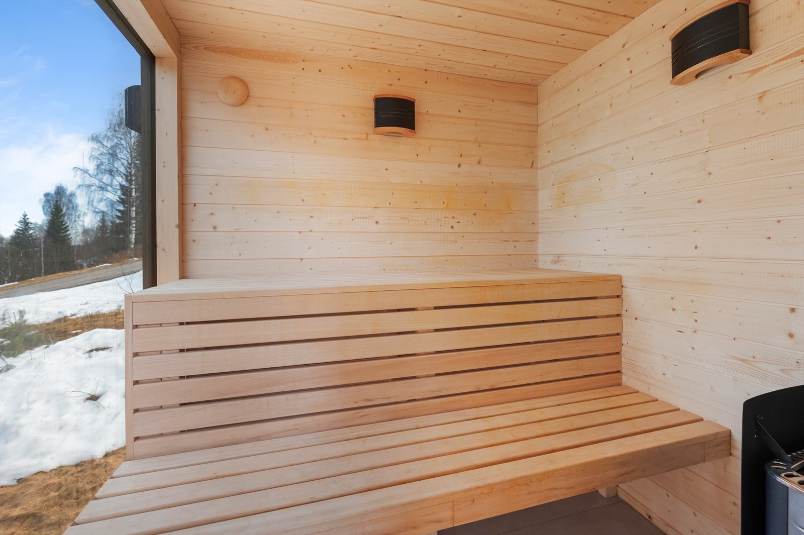 Her kan man sitte i fred og ro, med store vindusflater og utsikt ut. Galleribilde