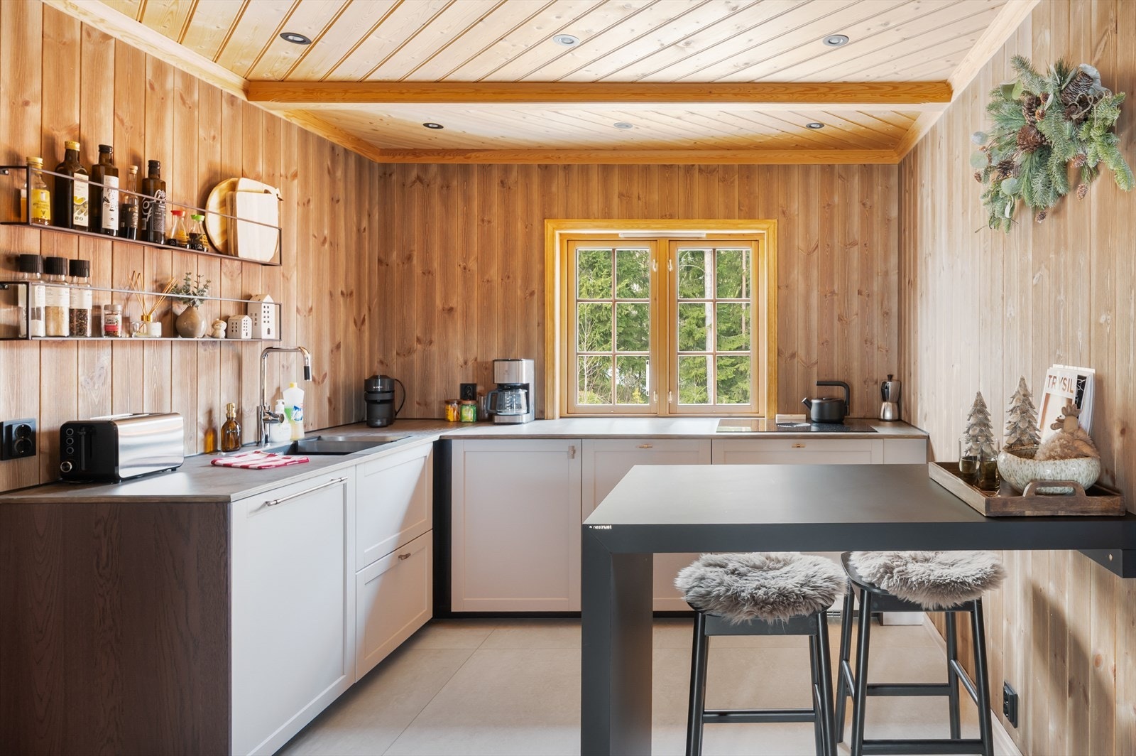 Eneboligen er vesentlig oppgradert de siste årene med nytt kjøkken, nye bad og nye overflater. Galleribilde