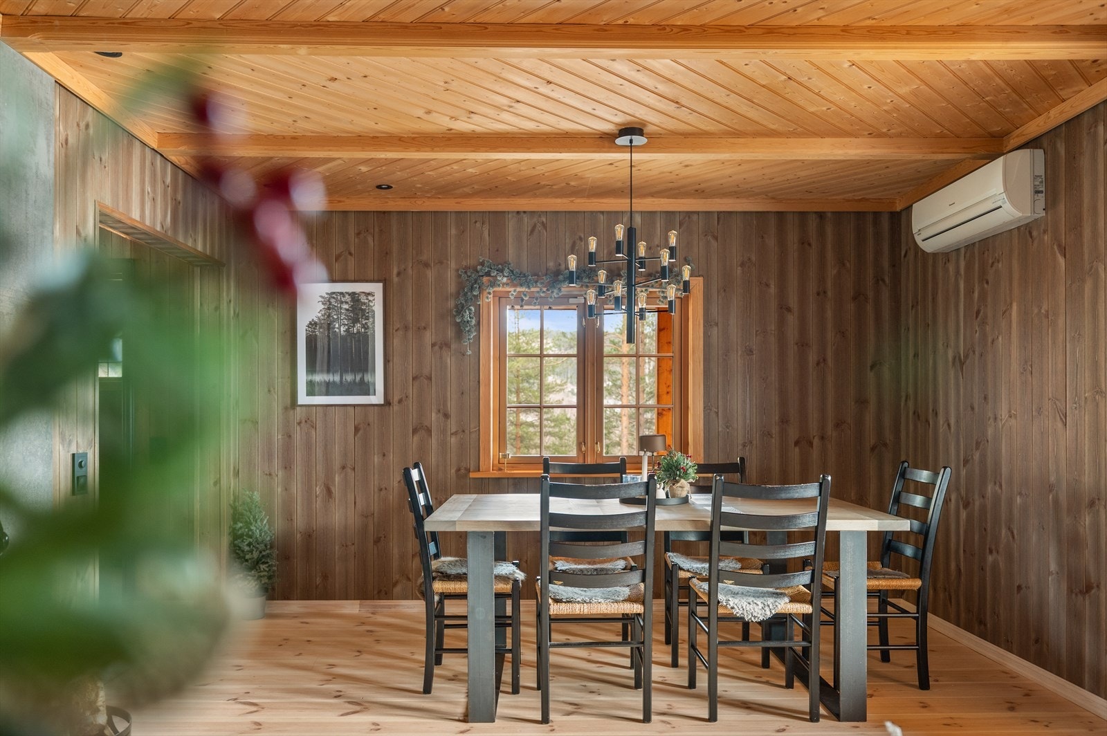 Ved kjøkkenet er det plass til en stor spisestue med god plass til hele familien! Galleribilde