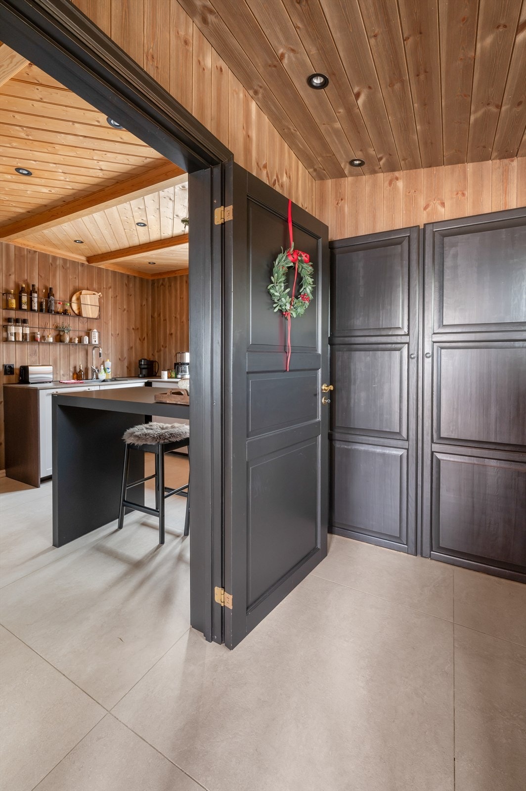 Det er utstrakt bruk av downlights i boligen. Galleribilde