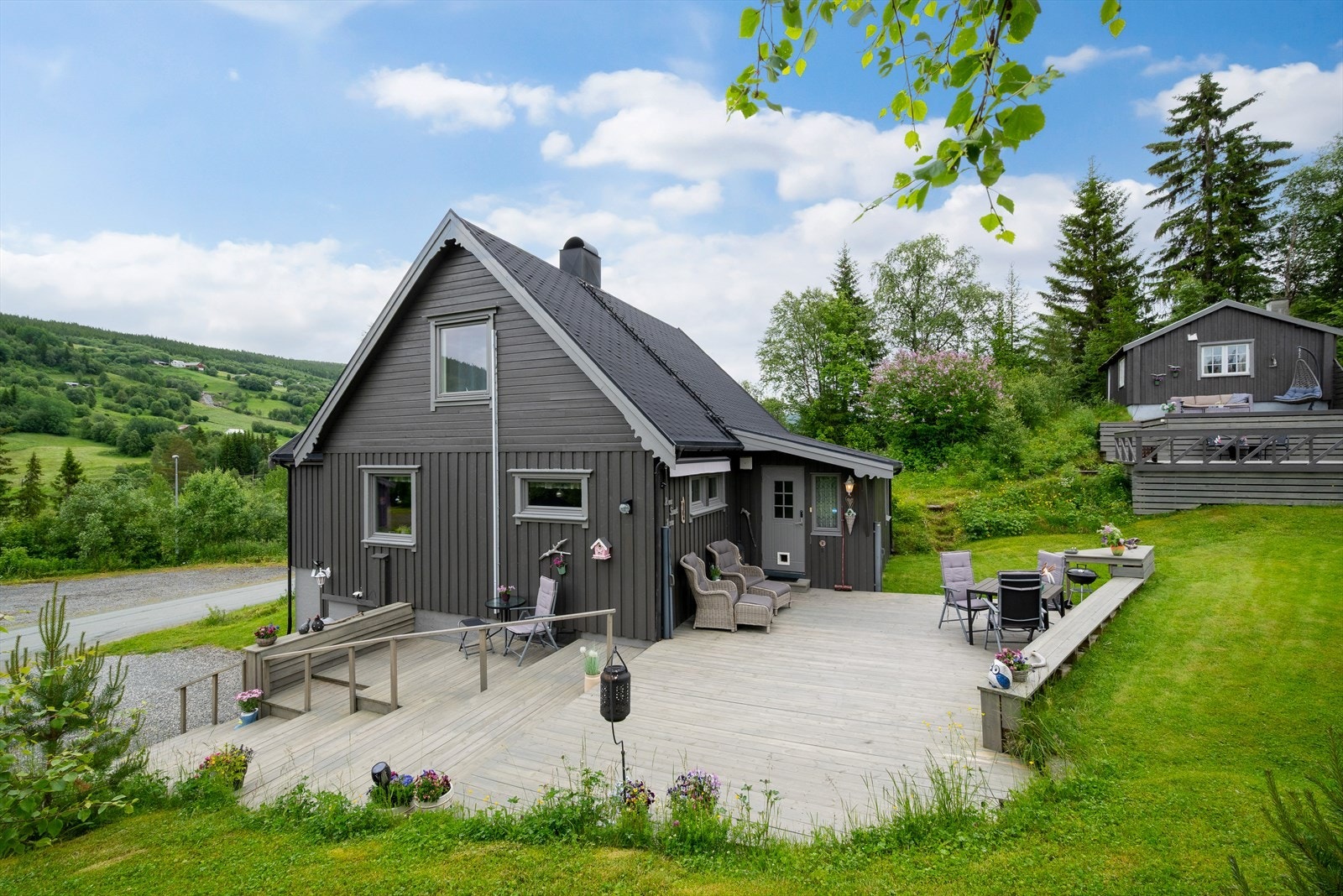 Enebolig med sentral og attraktiv beliggenhet ca 2 km fra Ålen sentrum. Galleribilde