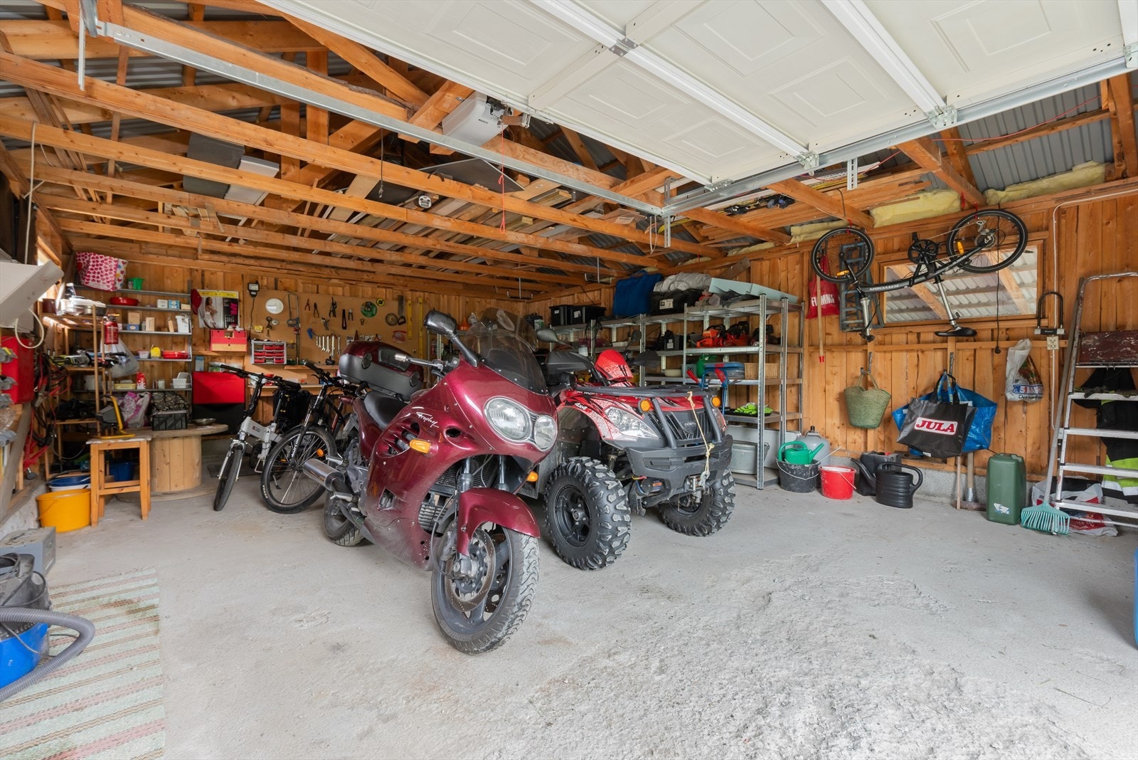 Innvendig i garasjen. Galleribilde