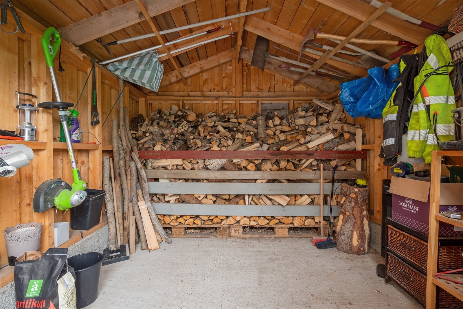 Innvendig i uthuset. Galleribilde