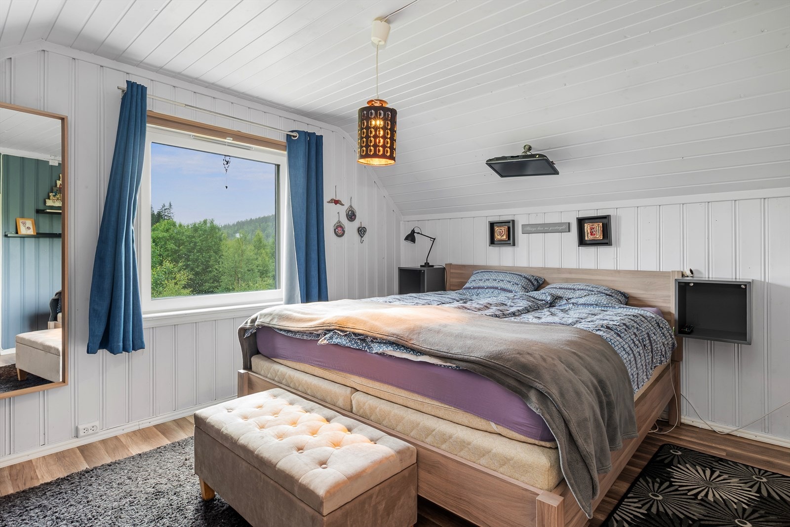 I 2. etasje er det to soverom. Her vises soverom 1 i 2. etasje. Galleribilde