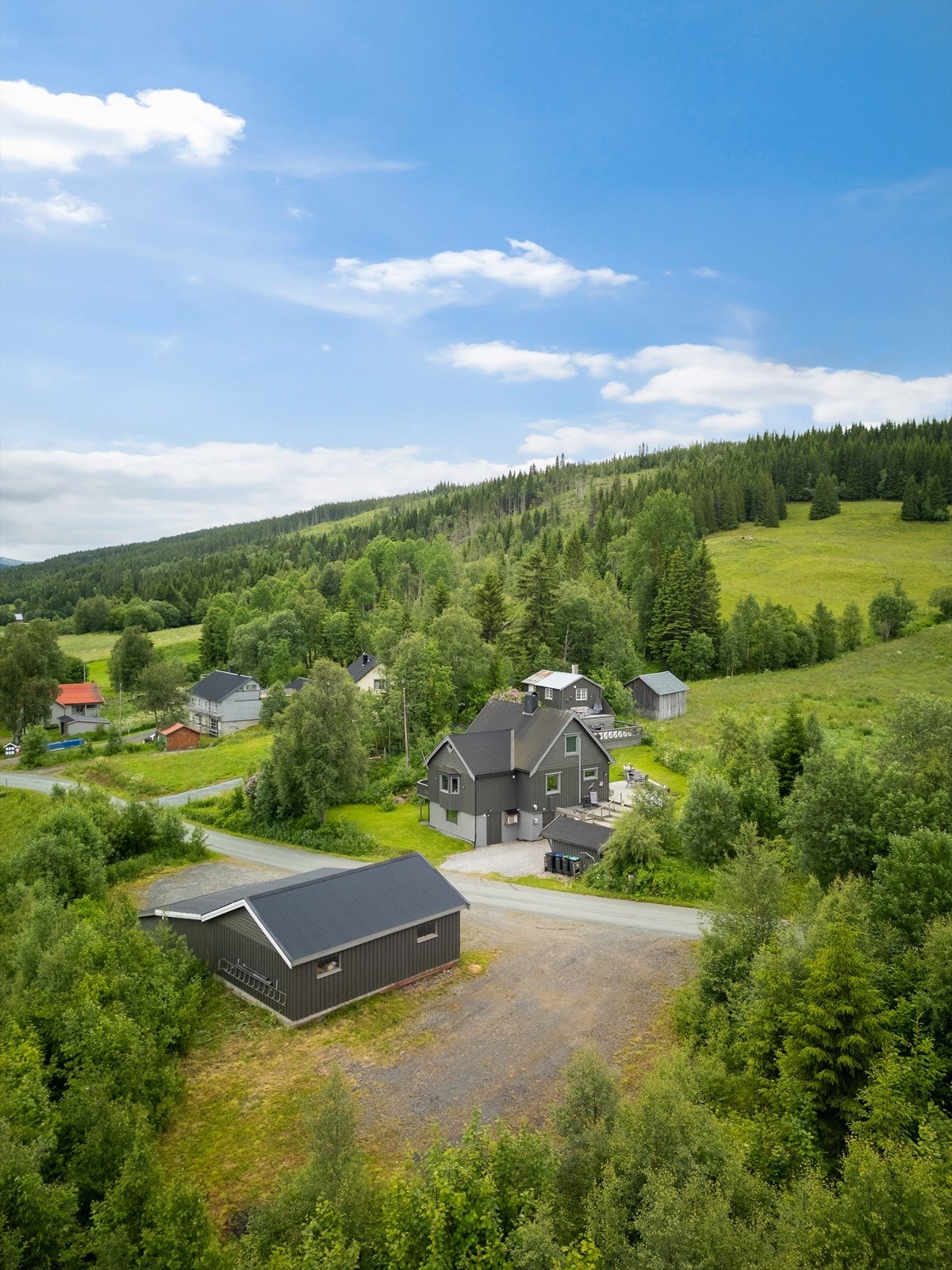 Bygningsmassen er innholdsrik med bolig, garasje, carport, anneks og uthus. Galleribilde