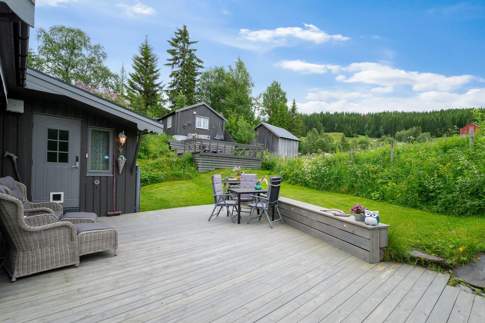 Utvendig er det pent opparbeidet med flere terrasser og plattinger. Galleribilde