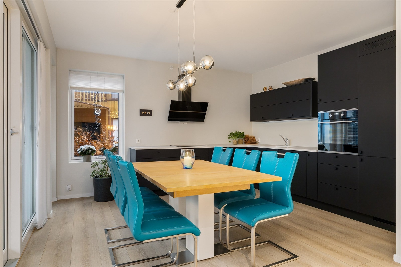 Hyggelig spiseplass med gode lysforhold Galleribilde