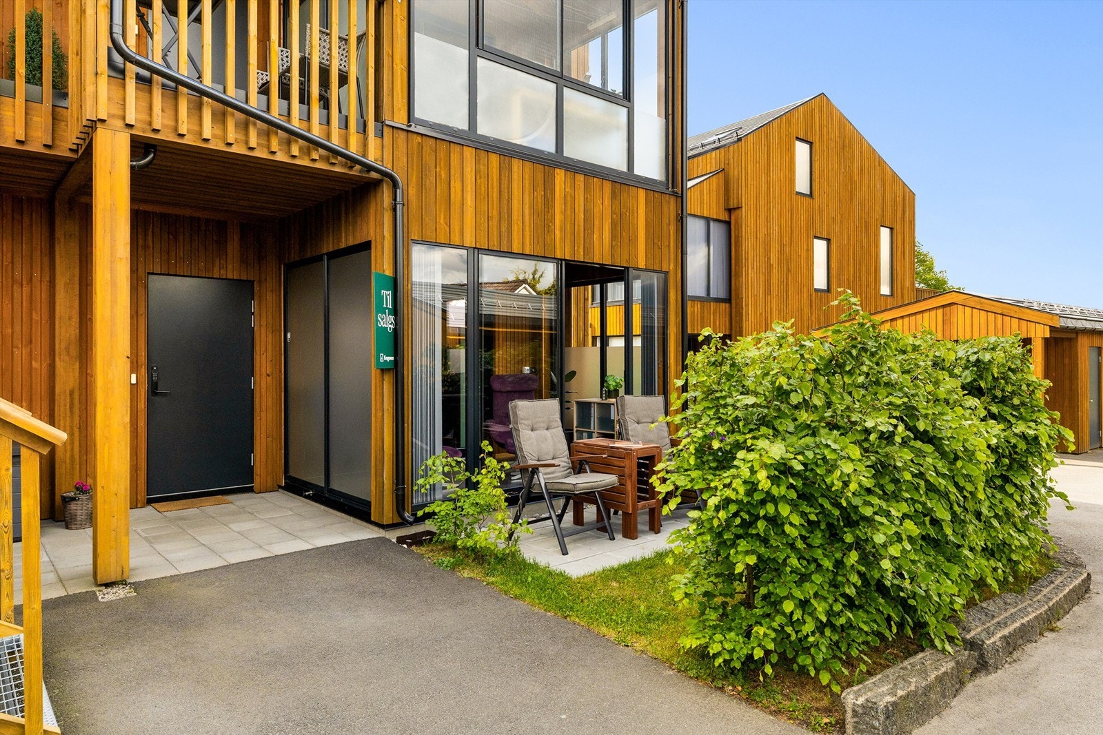 Hyggelig uteplass ved inngangspartiet Galleribilde