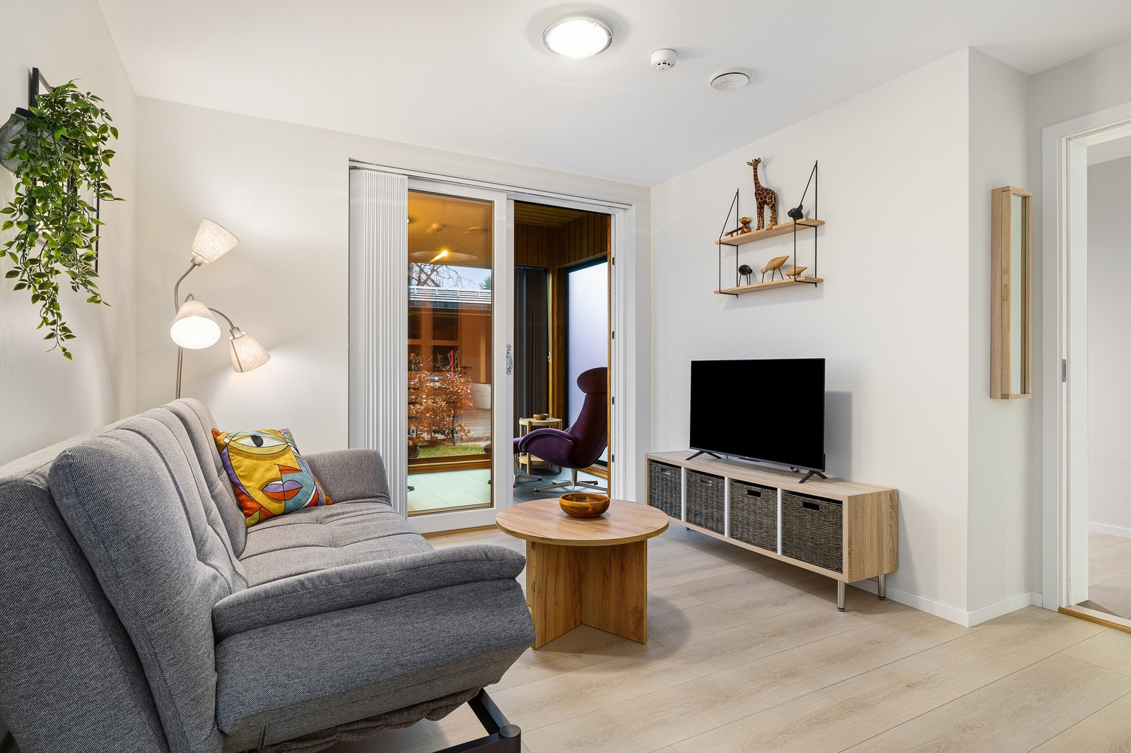 Soverom 2 kan også brukes som hovedsoverom. Utgang til isolert vinterhage Galleribilde