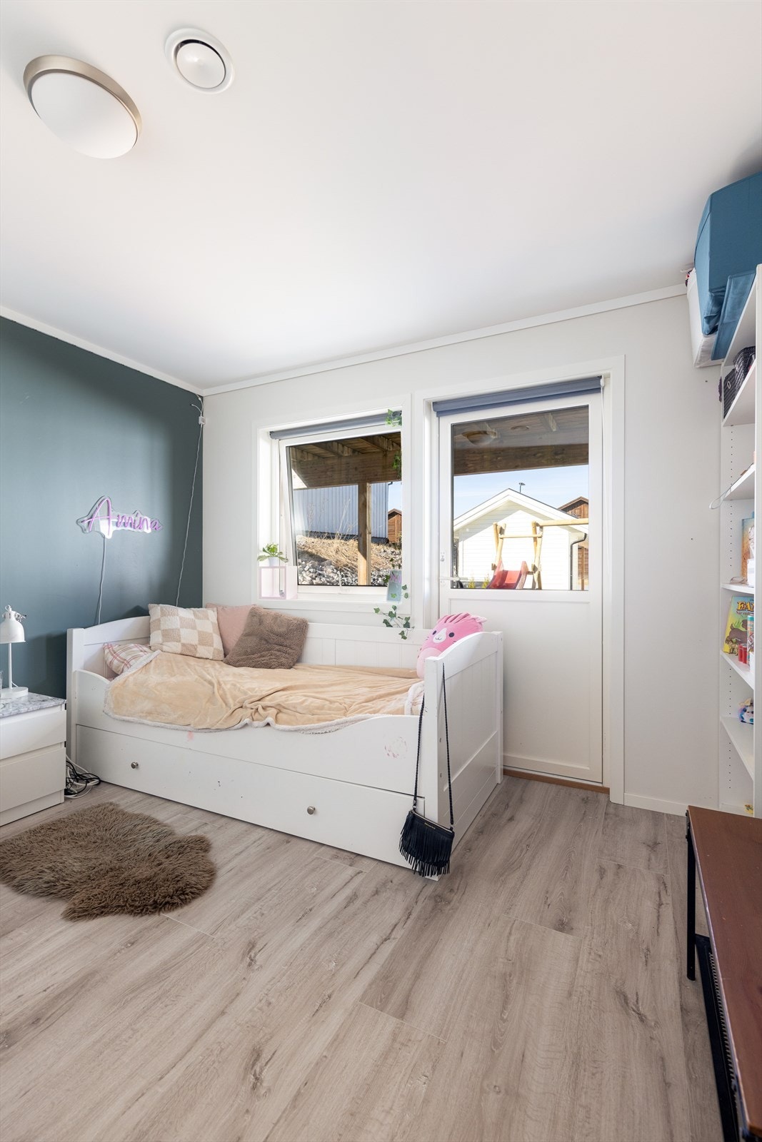 Det ene soverommet har utgang til en koselig uteplass og hagedel. Galleribilde