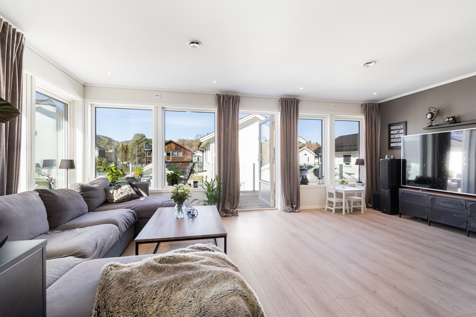 I stuen er det gode vindusflater og utgang til en deilig veranda. Galleribilde