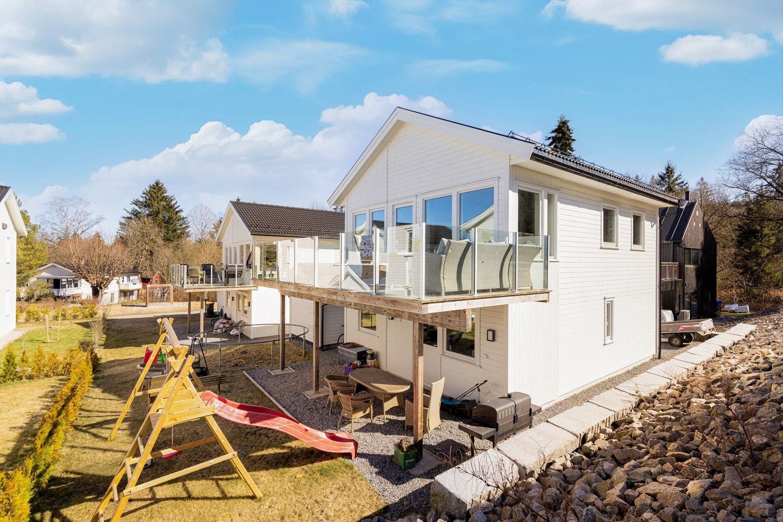 Fra boligen er det gangavstand til Kverndammen og Kongerød barnehage, samt Klyve barneskole og Kongerød ungdomsskole. Videre er det kort vei til Klyve fotballbane og flere treningssentre. Galleribilde